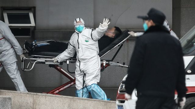 Médico no hospital Jin Yintan, em Wuhan, em 17 de janeiro