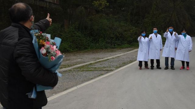 Paciente curado agradece medicos e enfermeiros