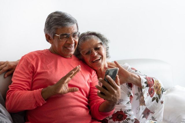 Casal de idosos olhando o telefone celular