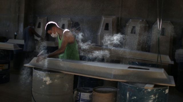 Trabalhador prepara caixão em fábrica, em meio ao surto da doença coronavírus (COVID-19), em Nova Iguaçu, Rio de Janeiro, Brasil, 12 de abril de 2021.