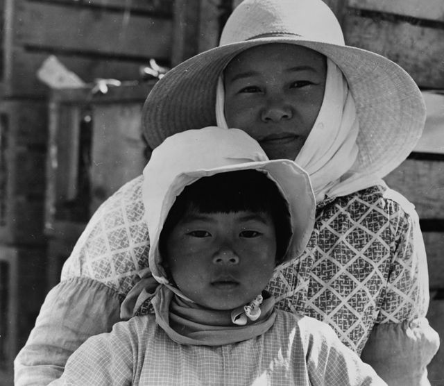 Fotografia de Dorothea Lange de uma mãe e filha japonesas na Califórnia em 1937.