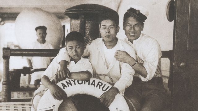 Dois jovens e um menino japonês, em um dos barcos que levavam migrantes japoneses ao Peru