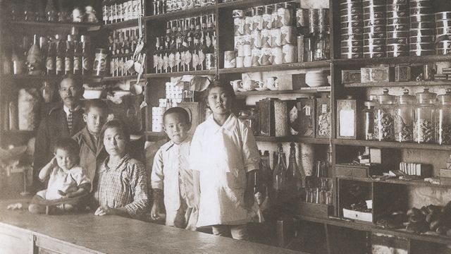 Uma família de imigrantes japoneses em uma loja no Peru