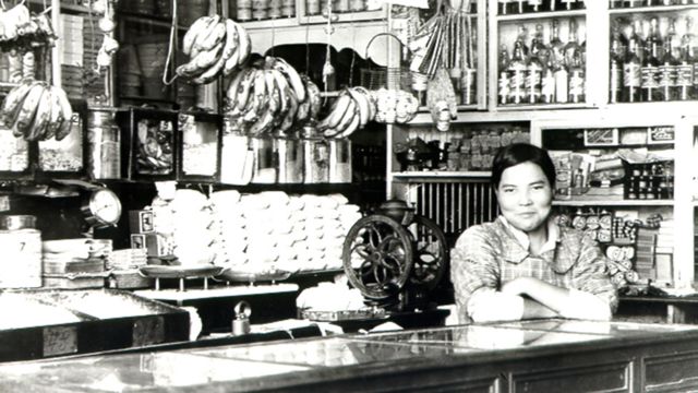 Mulher de origem japonesa em uma loja no Peru