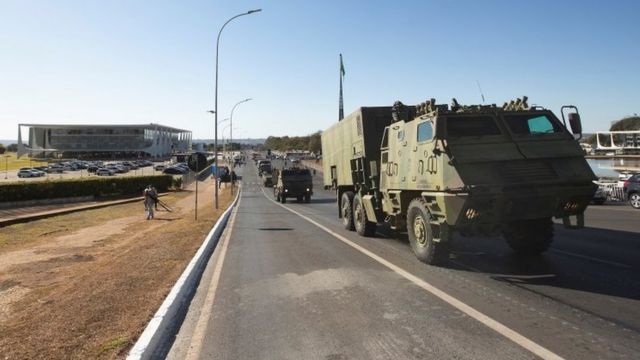 Desfile de veículos militares em Brasília