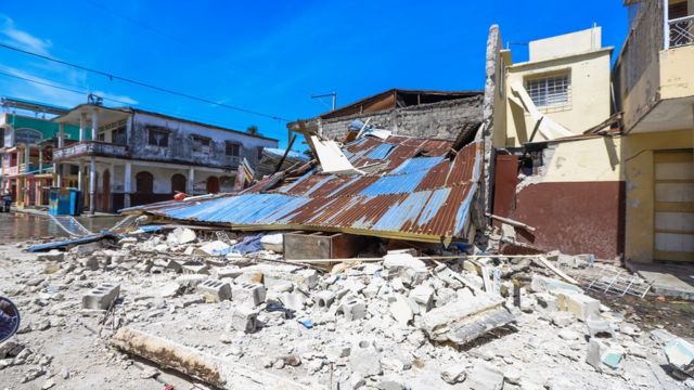 Paredes destruídas de edifício que caiu