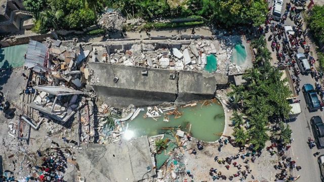 Imagem aérea mostra destruição de um bloco inteiro