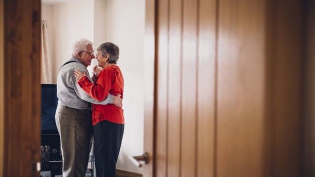 Casal dançando em imagem de arquivo