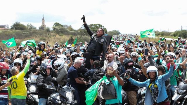 Bolsonaro, cercado por apoiadores em Pernambuco