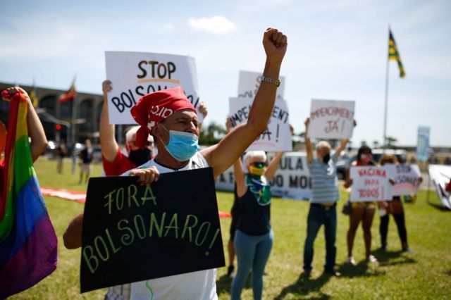 'Fora Bolsonaro', diz cartaz de manifestante contrário ao governo, durante protesto em Brasília em janeiro