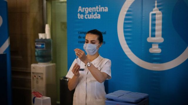 Uma mulher prepara uma vacina na Argentina