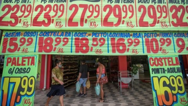 Supermercado em Brasília, em 27 de fevereiro de 2021, com faixas de preços dos produtos na entrada.