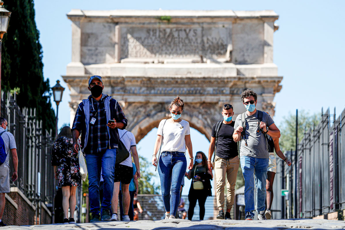 Pessoas usando máscaras faciais de proteção caminham perto do Coliseu enquanto as autoridades locais na capital italiana Roma ordenaram que coberturas faciais fossem usadas em todos os momentos ao ar livre, em um esforço para conter a propagação da doença coronavírus (COVID-19), em Roma, Itália, 8 de outubro de 2020. REUTERS / Guglielmo Mangiapane