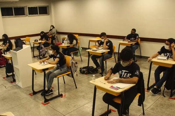 Governo inclui trabalhadores da educação no grupo prioritário de vacinação