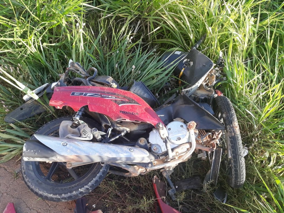 Moto após acidente com carro em Buritis — Foto: Reprodução/Redes sociais