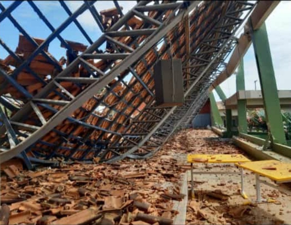 Teto de escola desabou em Buritis, RO — Foto: Reprodução/Redes Sociais 