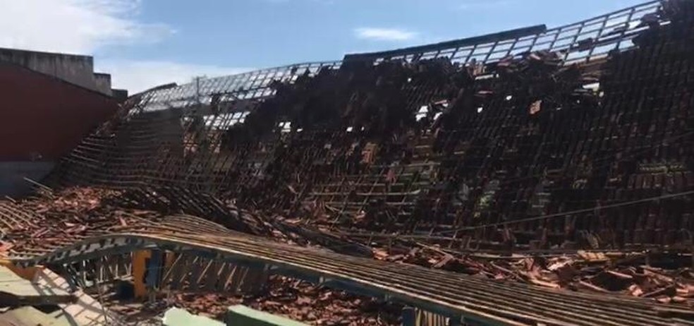 Teto de quadra desabou em escola de RO — Foto: Buritis Agora/Reprodução