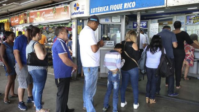 Fila de pessoas em uma lotérica