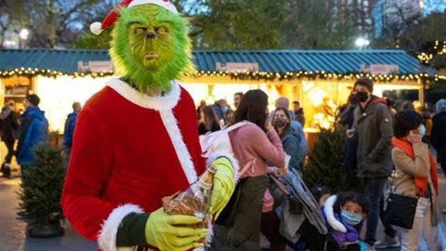 Homem fantasiado como o "Grinch" durante festa