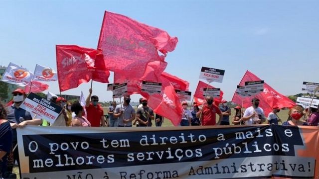 'O povo tem direito a mais e melhores serviços públicos', diz cartaz em protesto de servidores (30.set.20)