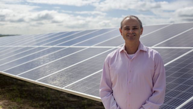 Alexandre Bueno, sócio da Sun Mobi, em frente a painel solar na usina da empresa em Porto Feliz (SP)