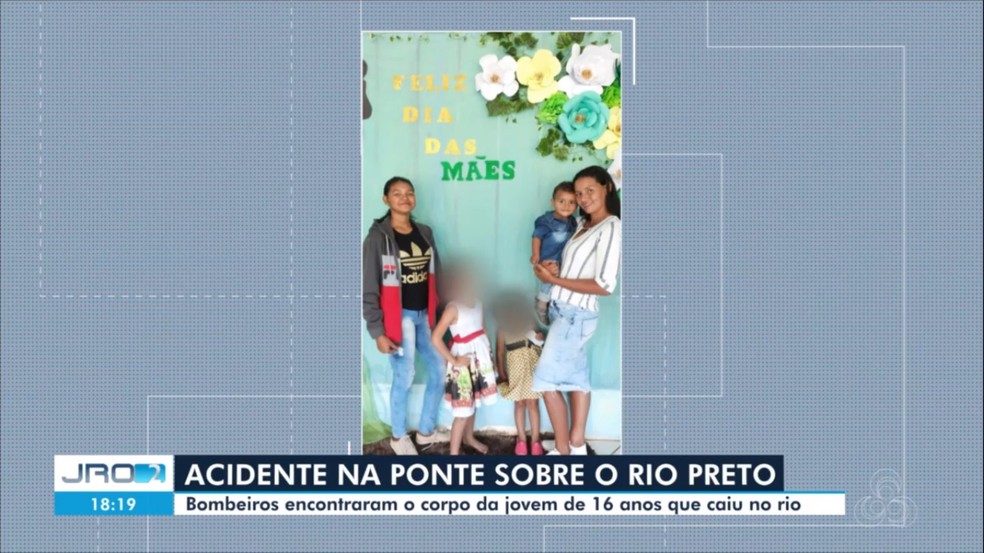 Mãe com os dois filhos que morreram no acidente sobre a ponte do rio Preto — Foto: Rede Amazônica