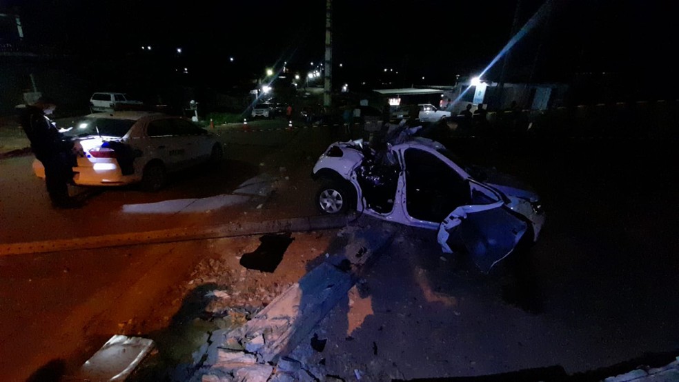 Três pessoas ficam presas nas ferragens de carro que capotou após colidir com poste em Porto Velho  — Foto: Wanderson Caldeira/ arquivo 