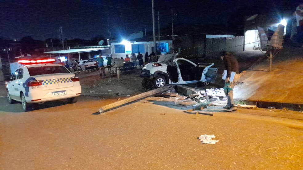 Três pessoas ficam presas nas ferragens de carro que capotou após colidir com poste em Porto Velho  — Foto: Wanderson Caldeira/ arquivo