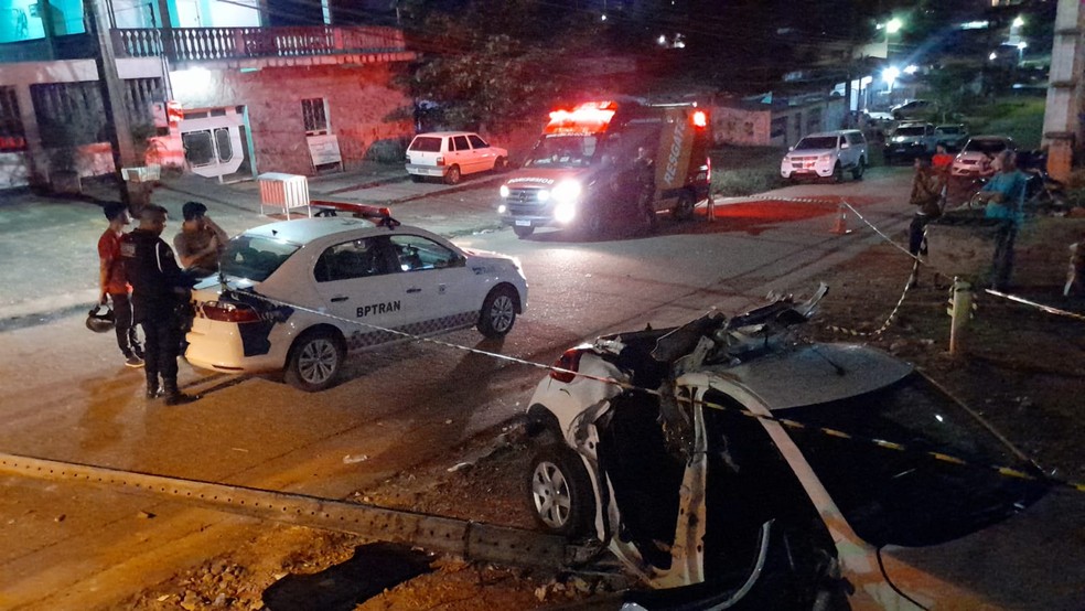 Três pessoas ficam presas nas ferragens de carro que capotou após colidir com poste em Porto Velho  — Foto: Wanderson Caldeira/ arquivo 