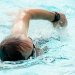 Homem nadando em piscina